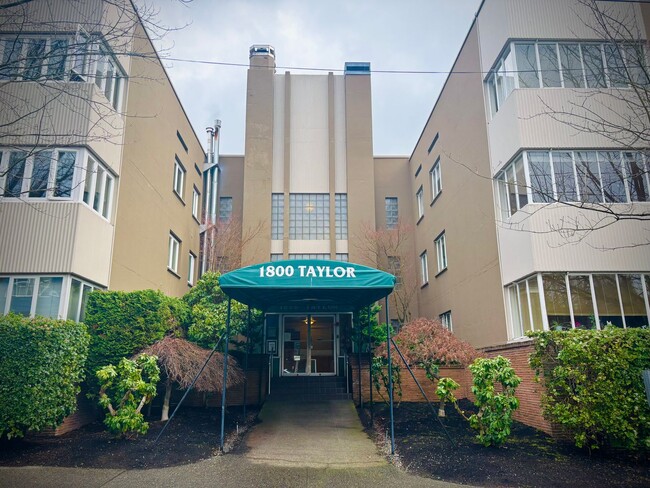 Building Photo - 1 BR/1 BA bright and spacious condo in East Queen Anne.