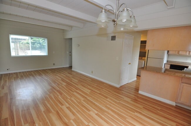 Building Photo - 532 Tyrella Ave