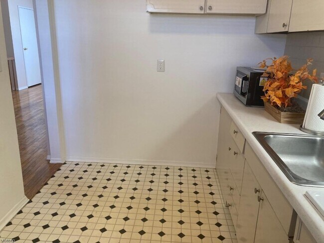 Building Photo - 1251 Valley Rd