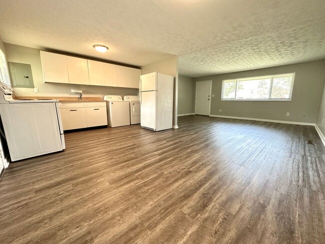 Building Photo - 400 Henrich Dr