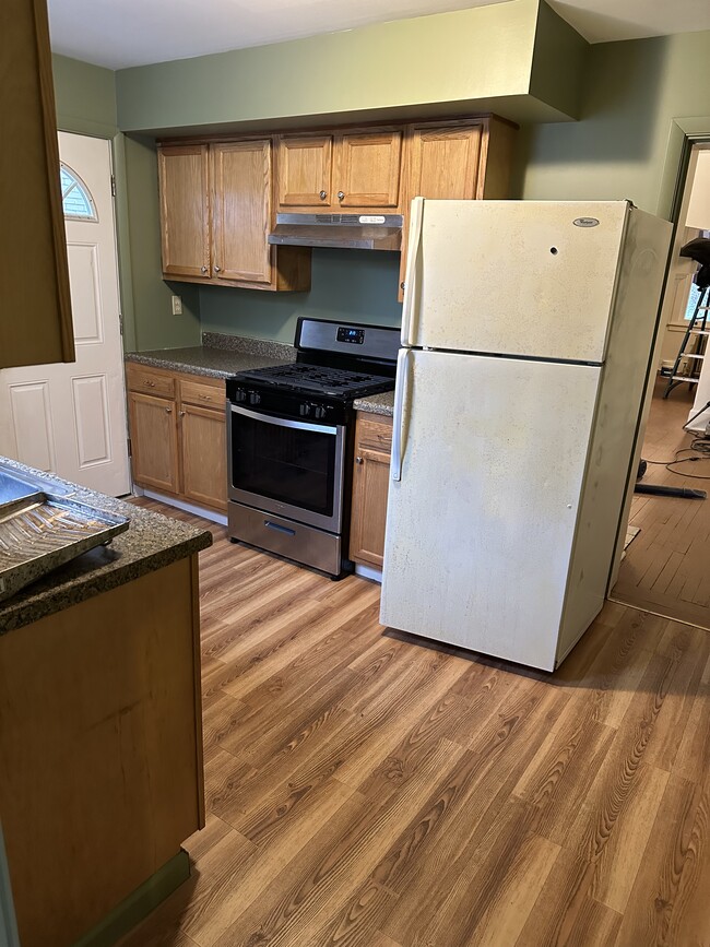 Kitchen - 422 Hays Ave