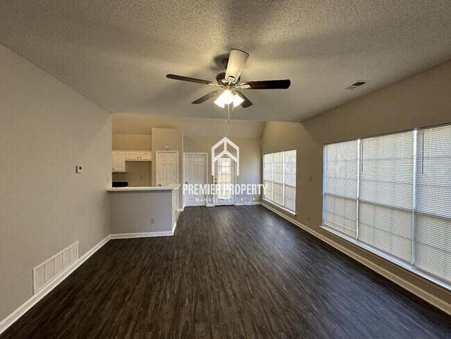 Foto del edificio - 6643 Whitten Pine Dr