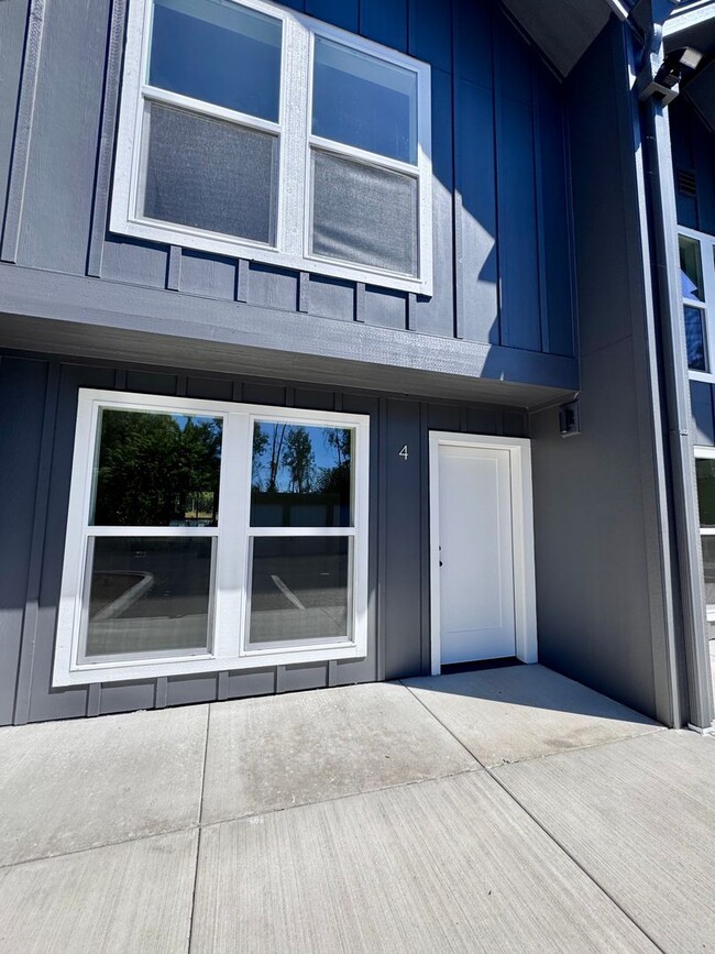 Building Photo - 5406 NE 34th St