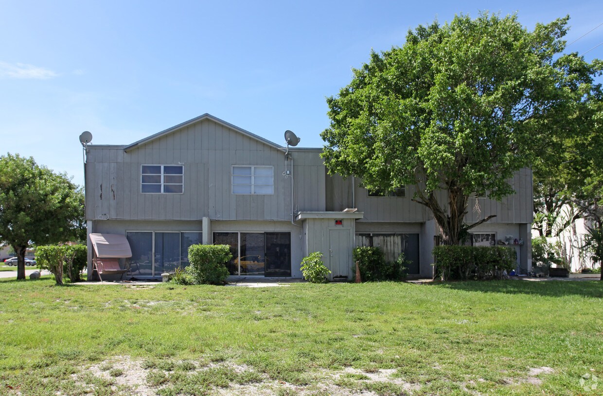 Building Photo - 3107 NW 5th Ter