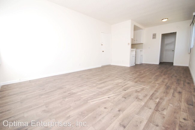 Building Photo - 910 N Orange Grove Ave
