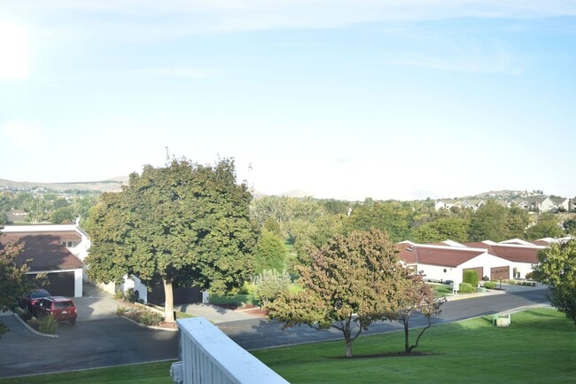 Building Photo - Low-Maintenance Meadows North Rental by Meadow Springs Golf Course