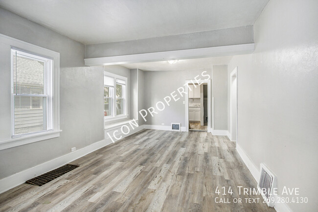 Building Photo - Beautifully updated 2 bedroom, w/ large ba...
