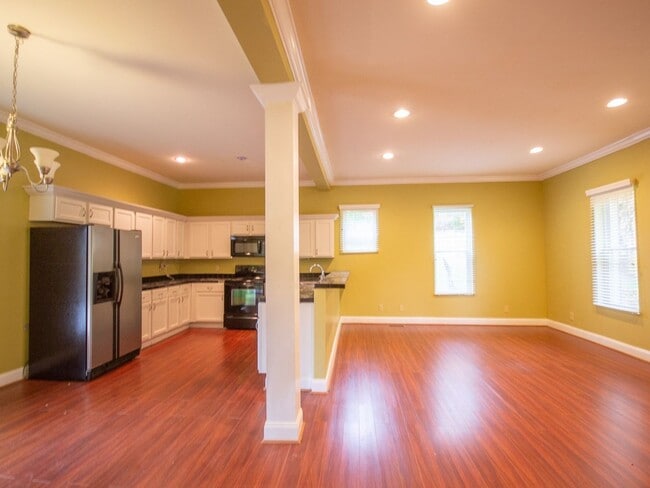 Building Photo - Nice Home with Country Setting!
