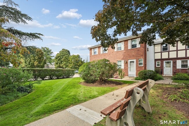 Building Photo - 1 E Gate Ln