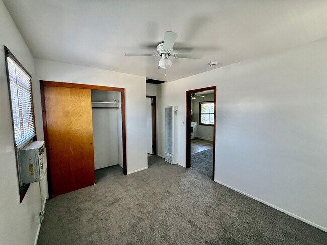 Foto del edificio - Charming Upstairs 1 Bedroom / 1 Bath Unit with Garage & Private Laundry