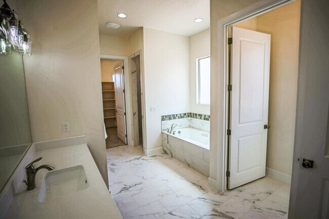 Building Photo - Stunning 4 Bedroom Home in Sand Hollow