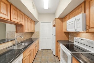 Building Photo - 2025 Augusta Dr