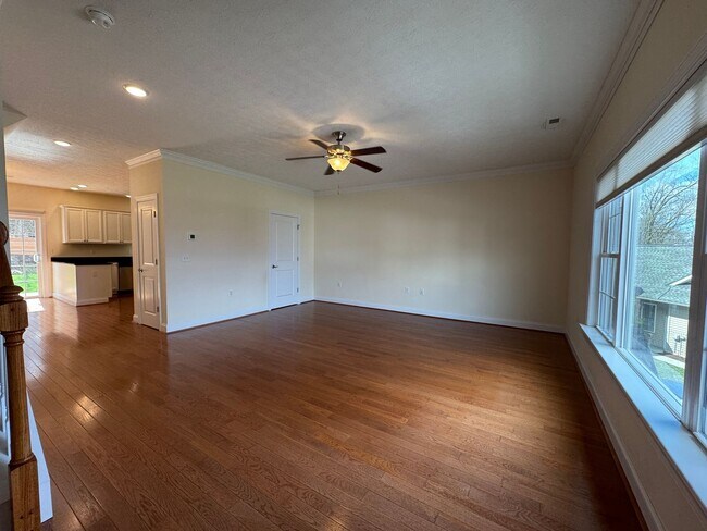 Building Photo - Beautiful Townhome in Spring Oaks!