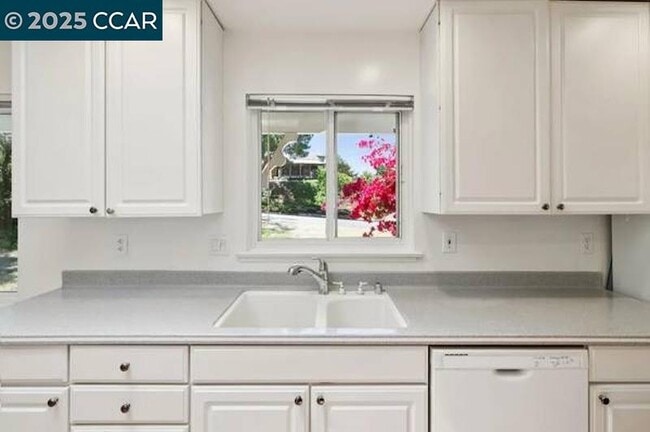 Building Photo - 2047 Queens Ln