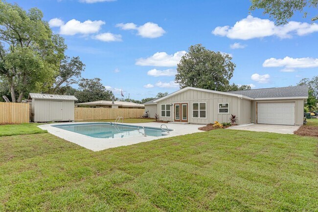 Foto del edificio - POOL HOME! Stunning 2025 Renovation 3 Bedroom Home – Fort Walton Beach!