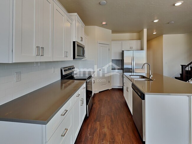 Building Photo - 1389 E Ludlow Dr