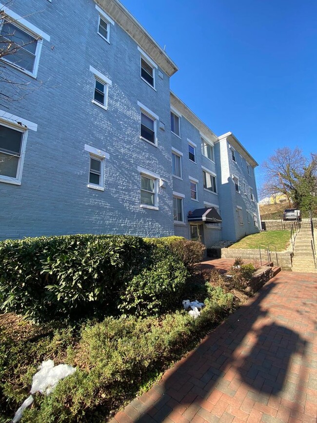 Foto del edificio - Cozy 2 BR/1 BA Apartment in Congress Heights!