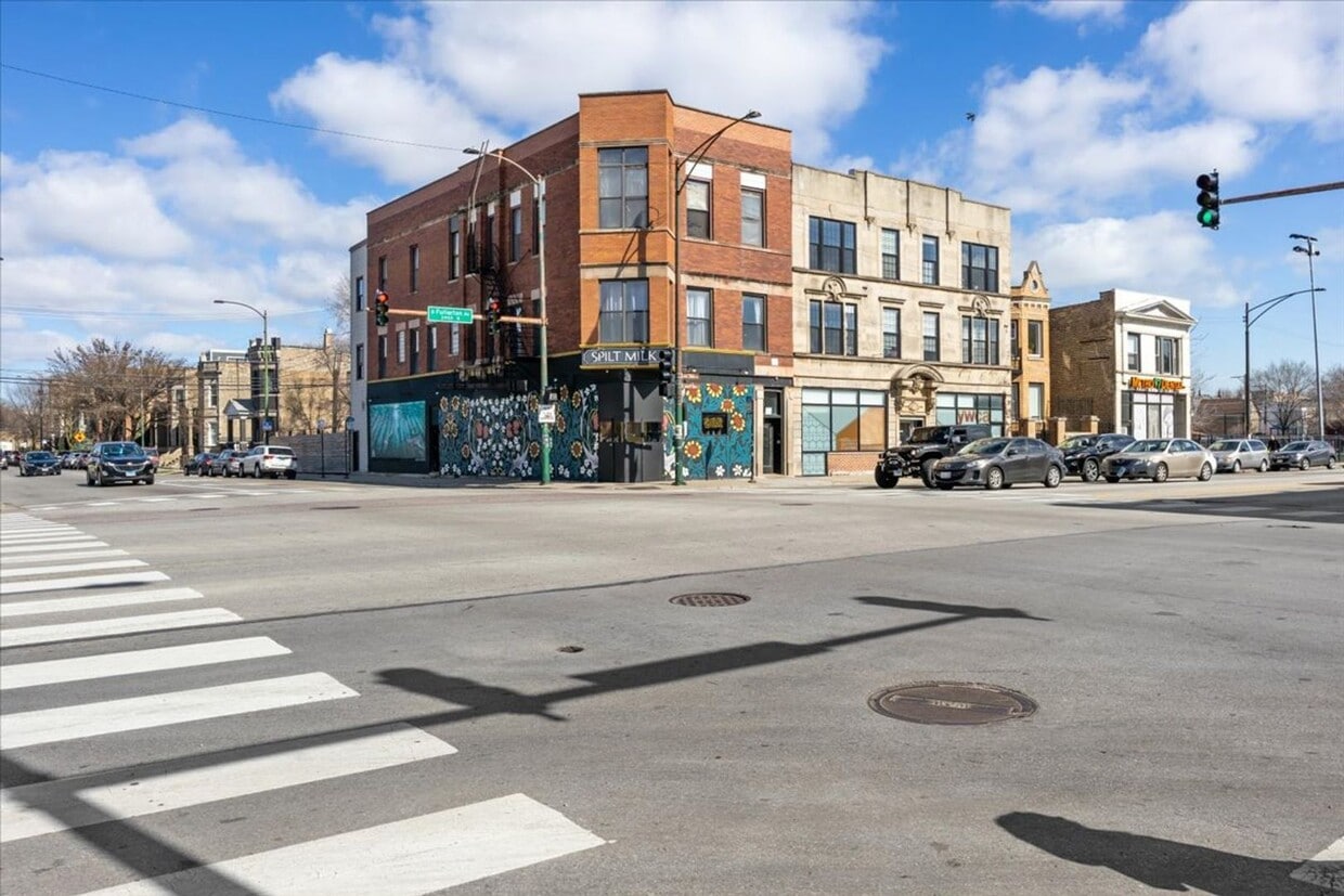 Primary Photo - 2758 W Fullerton Ave