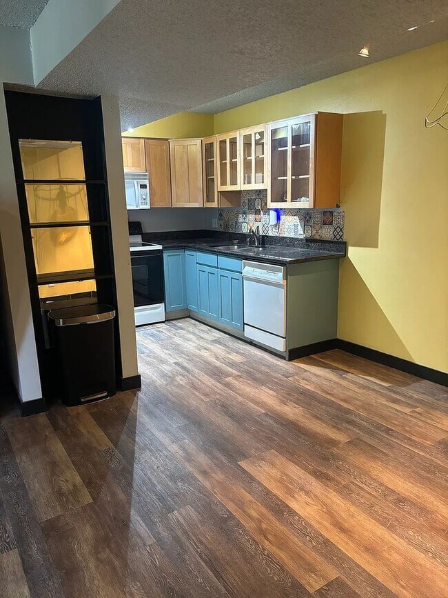 Building Photo - 5300 E Cherry Creek S Dr