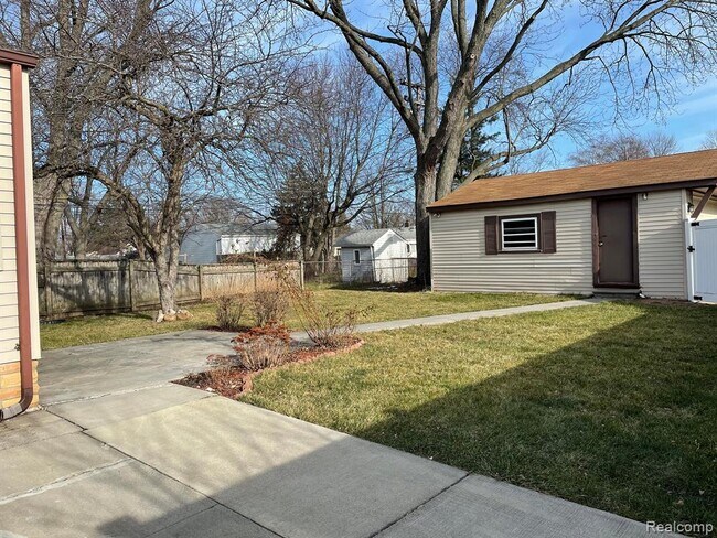 Building Photo - 4402 Woodland Ave