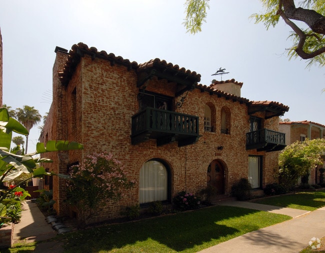 Building Photo - 1140 N Vista