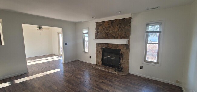 Foto del edificio - 2819 Autumn Leaf Ln