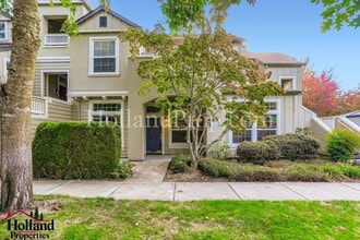 Building Photo - 1654 NE Ashberry Dr