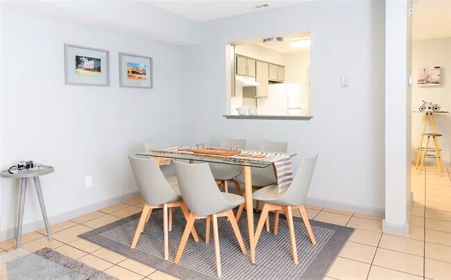 Building Photo - 106 NW Park St