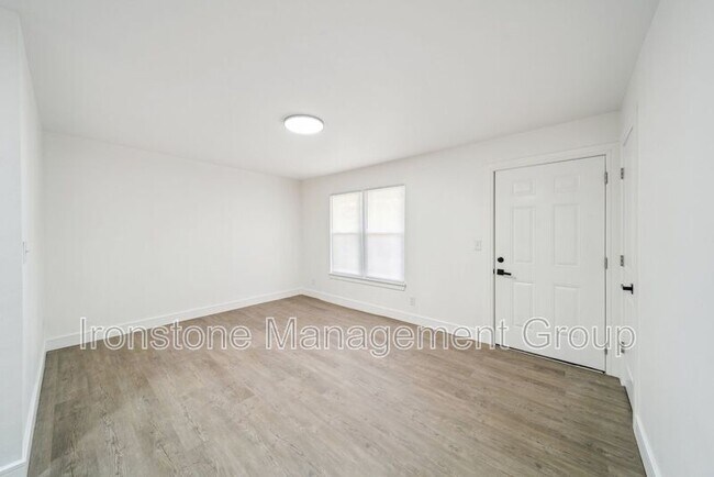 Building Photo - 3171 E 49th St