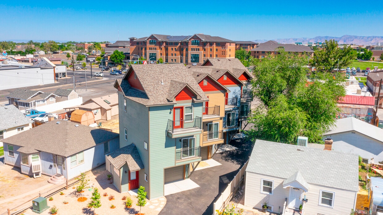 Complex - 1026 Belford Ave