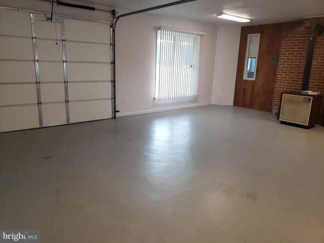 Foto del edificio - 17750 Piney Point Rd