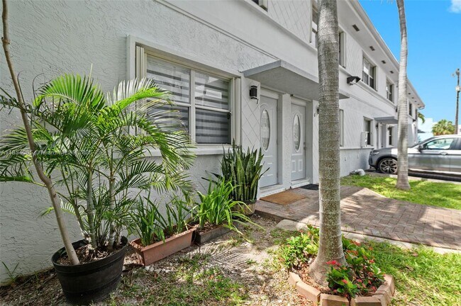 Building Photo - 1701 N Treasure Dr
