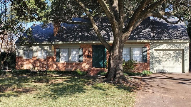 Building Photo - 9108 E Lake Highlands Dr