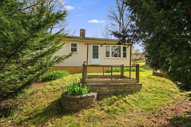 Foto del edificio - Sunny 2-Bedroom Home with Fenced-In Yard a...
