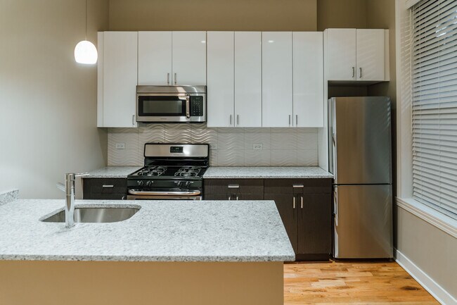 Building Photo - 723 W Buckingham Pl
