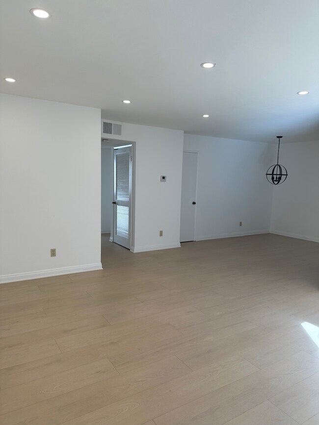 Building Photo - 231 N Isabel St