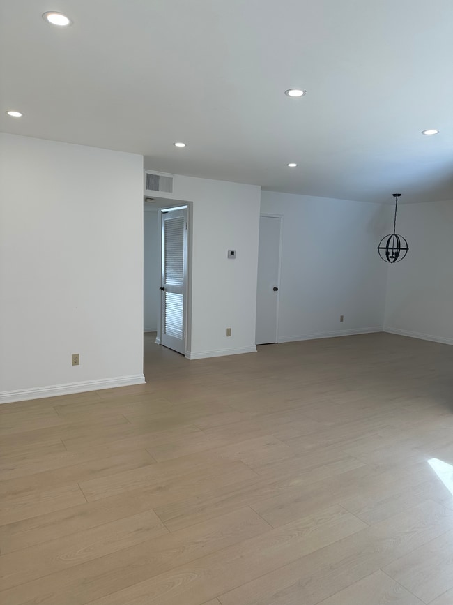 Building Photo - 231 N Isabel St