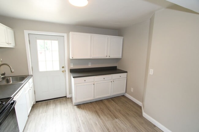 Building Photo - 4 Bedroom 2 Bathroom Multi Family House