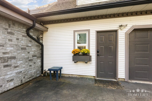 Photo du bâtiment - Charming 3-Bedroom Coach Home in Peaceful ...