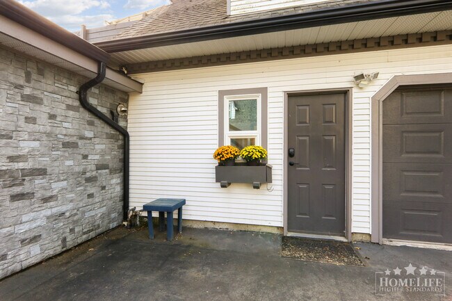 Photo du bâtiment - Charming 3-Bedroom Coach Home in Peaceful Fairfield Island