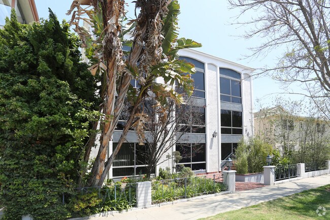 Building Photo - 340 S Elm Dr