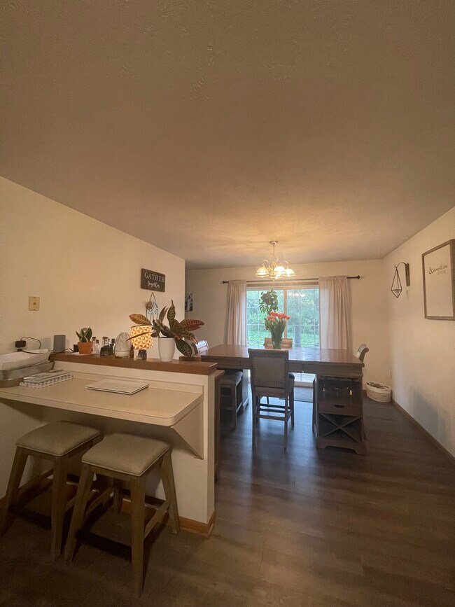 Breakfast Bar - 195 Stratford Rd