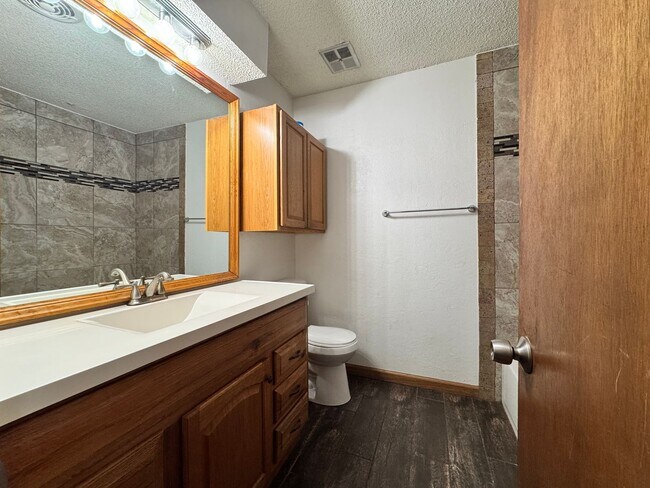 Foto del edificio - 3 Bedroom, 2 bath, 2 car garage home avail...