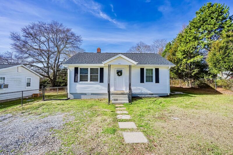 Foto principal - 210 Woods Chapel Rd