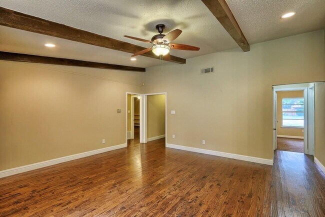 Building Photo - 5004 Suburban Dr