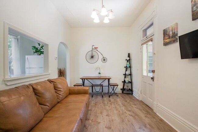 Building Photo - Lovely 1 Bedroom 1 Bathroom Old Town Home!