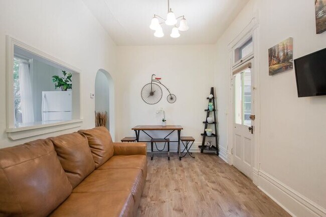 Foto del edificio - Lovely 1 Bedroom 1 Bathroom Old Town Home!