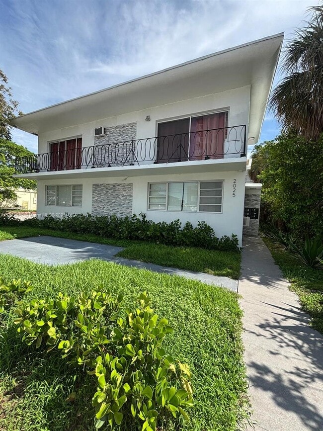 Building Photo - 2025 Bay Dr