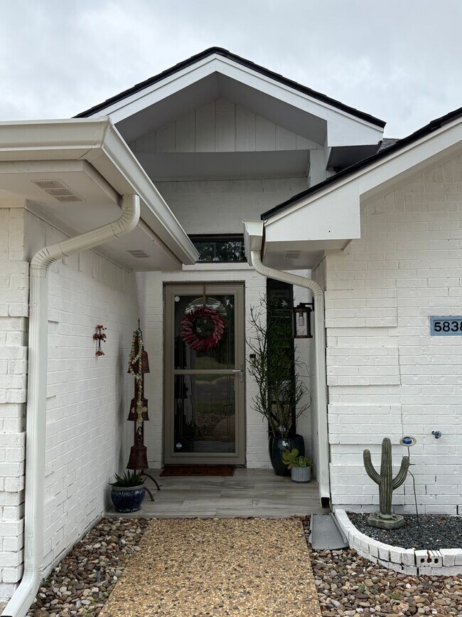 Building Photo - Beautifully updated home IN THE BLUFFS COMING SOON!