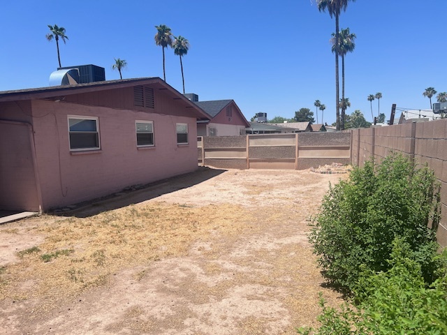 Building Photo - 2424 W Jacinto Ave